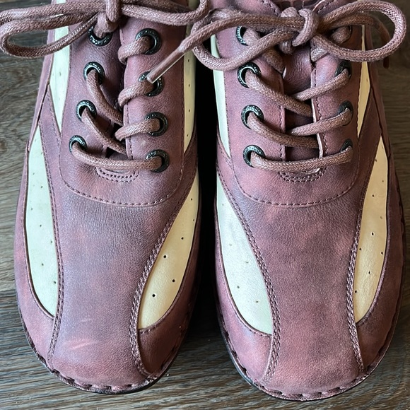 La New SZ 6 two tone tie shoe.  Great condition. - Picture 3 of 7